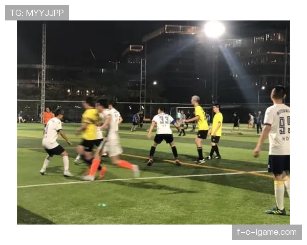 足球赛事点燃激情,团结精神凝聚球迷热情 足球赛事点燃激情,团结精神凝聚球迷热情